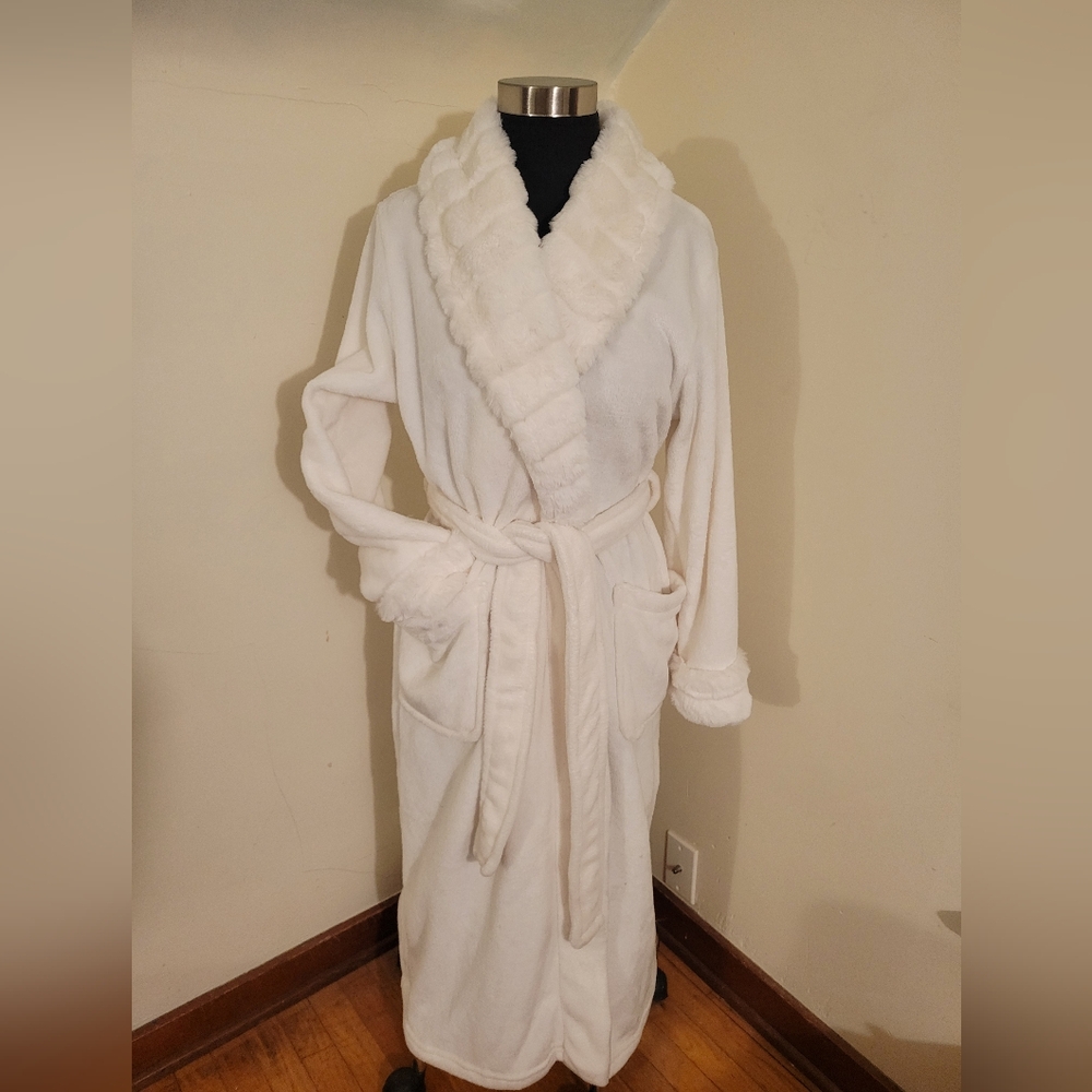 NWOT  Carole Hochman Ivory White Robe Size S